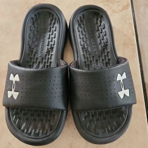 Kids size 2Y under armour slides